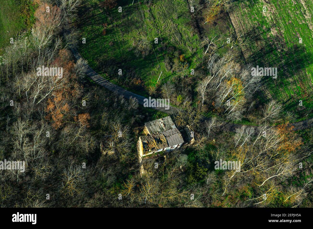 Luftaufnahme der zerstörten Gehäuse in der Landschaft Stockfoto