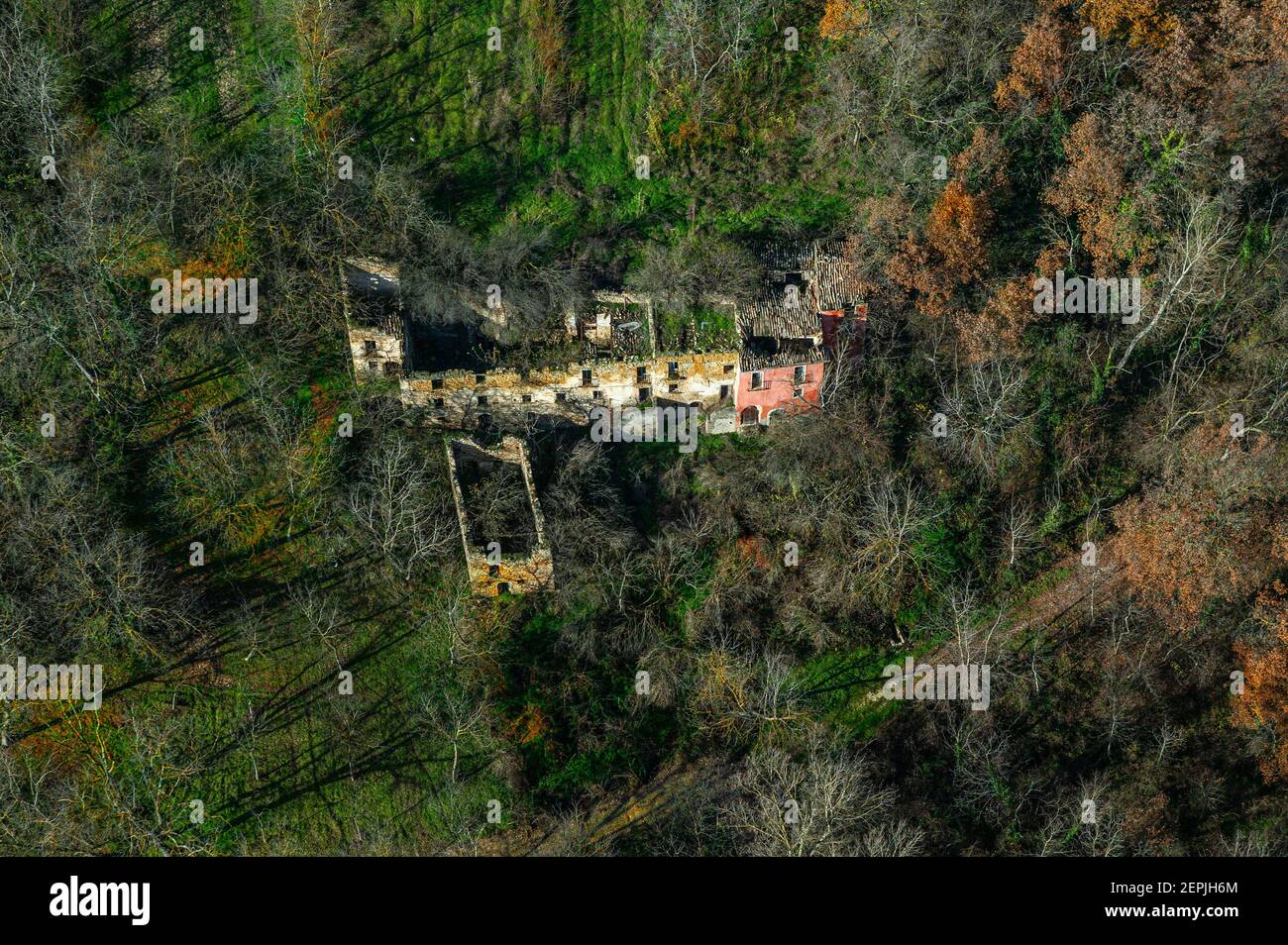 Luftaufnahme der zerstörten Gehäuse in der Landschaft Stockfoto
