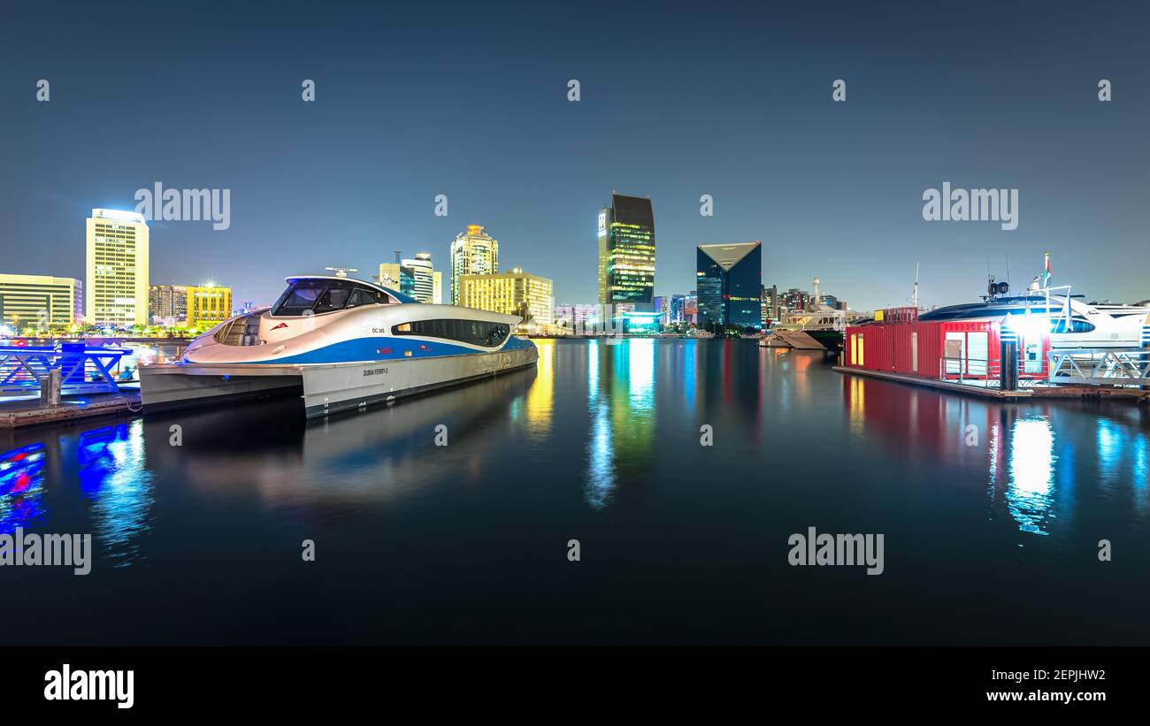 Dubai, VAE, 13. November 2020: Blick auf den Dubai Creek im alten Dubai in Al Seef. Schöne Aussicht auf eine angedockte Yacht mit einer atemberaubenden Reflexion auf dem Wat Stockfoto