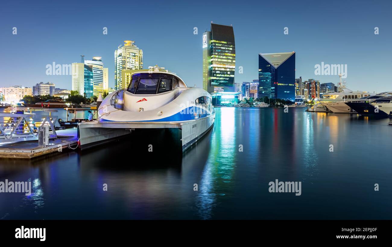 Dubai, VAE, 13. November 2020: Blick auf den Dubai Creek im alten Dubai in Al Seef. Schöne Aussicht auf eine angedockte Yacht mit einer atemberaubenden Reflexion auf dem Wat Stockfoto