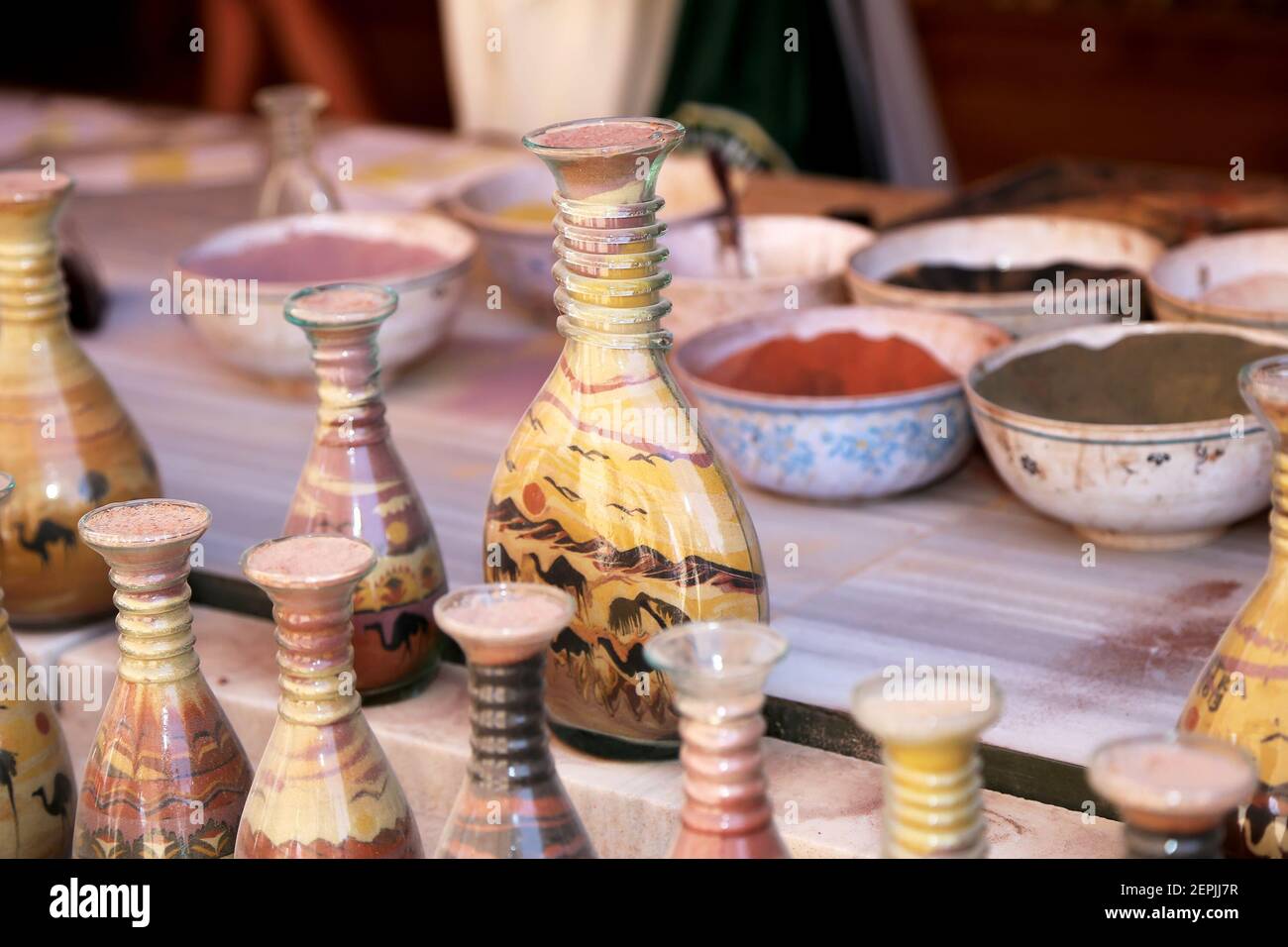 Traditionelle lokale Souvenirs in Jordanien Flaschen mit Sand und