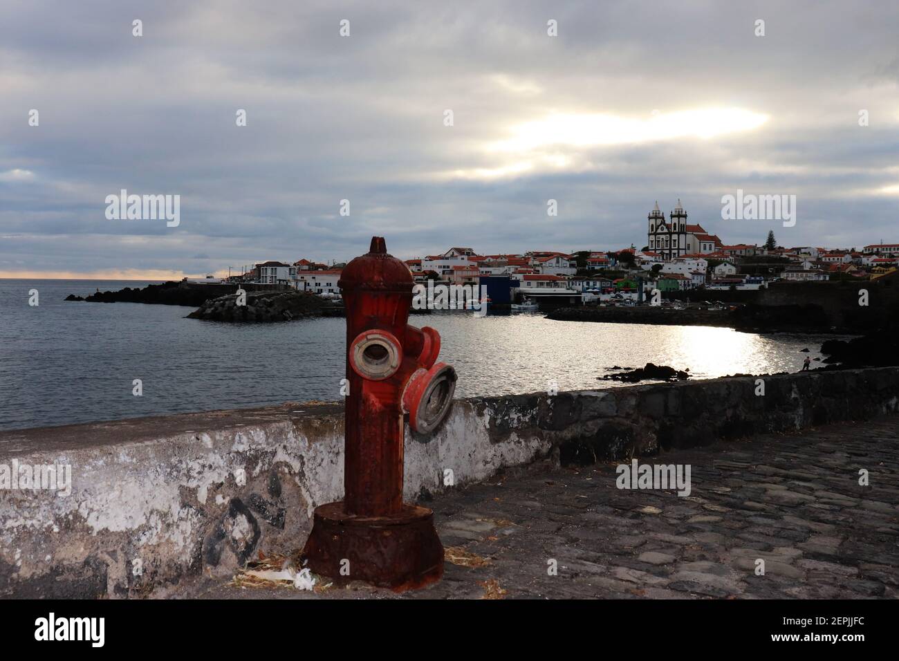 Küstenlandschaft mit der São Mateus Kirche Terceira Stockfoto