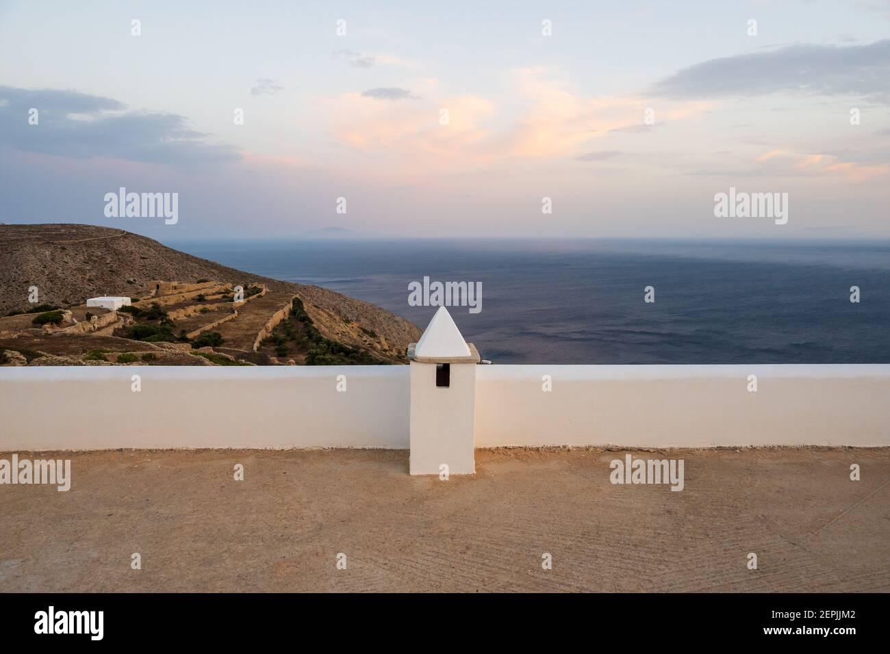 Weiße Terrasse mit Blick auf die Ägäis in Folegandros Island, Kykladen, Griechenland Stockfoto