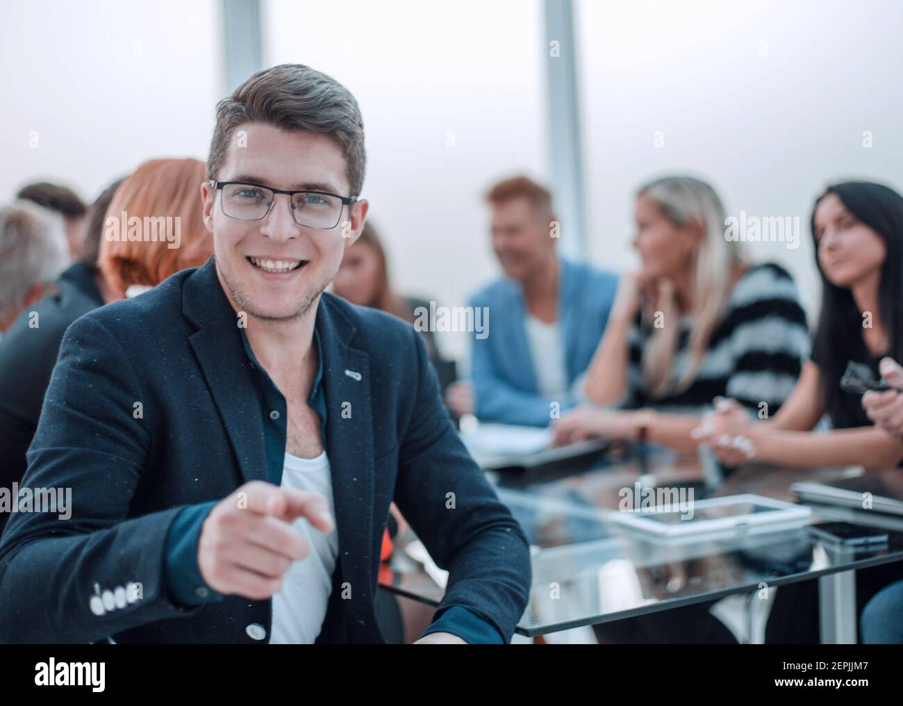 Gutaussehend lächelnd Geschäftsmann trägt Brille sitzen in der Stockfoto