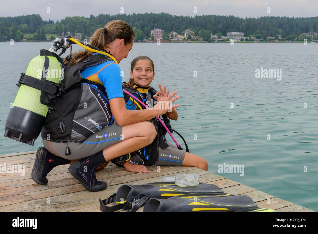 , zwei Taucher, Mutter und Tochter, St. Kanzian am Klopeiner See, Klopein See, Österreich Stockfoto