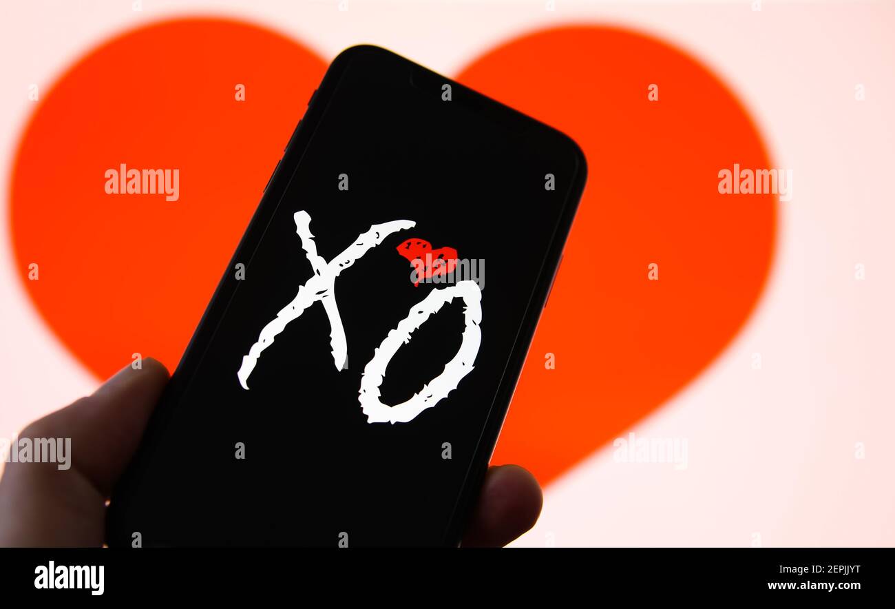 Viersen, Deutschland - Februar 9. 2021: Nahaufnahme des Handybildschirms mit Logo-Schriftzug der Online-Dating-Agentur-App XO, verschwommener Herzhintergrund Stockfoto