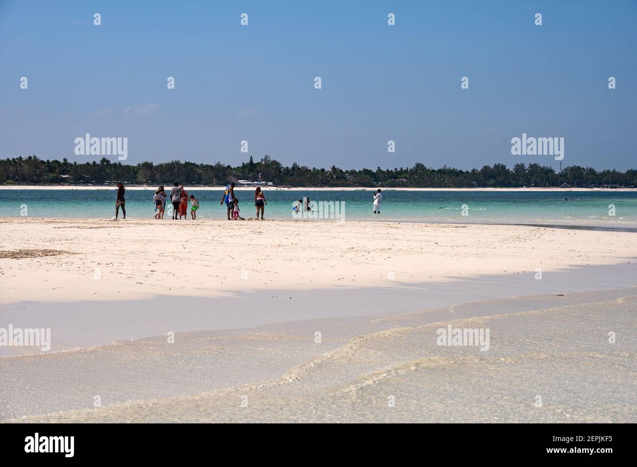 Ein Stück Sandbank bei Ebbe mit Touristen an der Küste ausgesetzt, Diani, Kenia Stockfoto