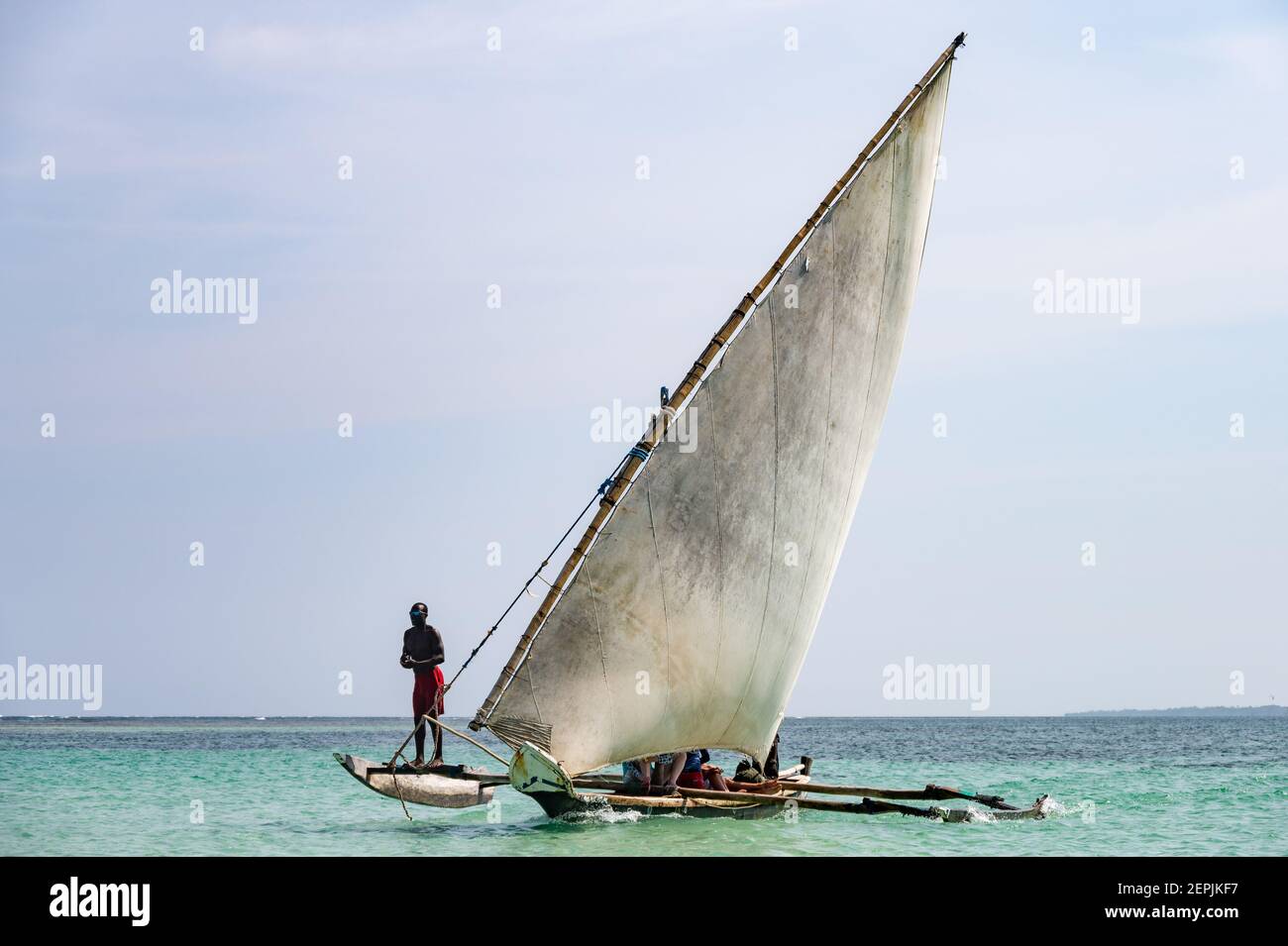 Ein traditionelles Fischerboot aus Holz aus Mangobaum, das mit Touristen an Bord segelt, Kenia, Ostafrika Stockfoto