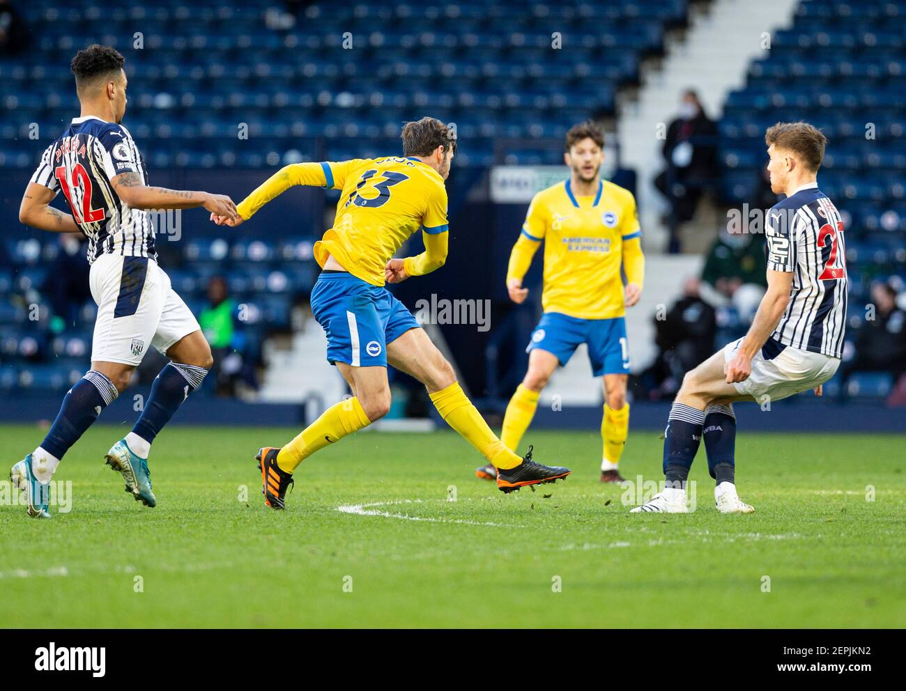 West Bromwich, West Midlands, Großbritannien. 27th. Februar 2021; The Hawthorns, West Bromwich, West Midlands, England; English Premier League Football, West Bromwich Albion gegen Brighton und Hove Albion; Pascal Grob von Brighton und Hove Albion macht einen Schuss auf Tor Credit: Action Plus Sports Images/Alamy Live News Stockfoto