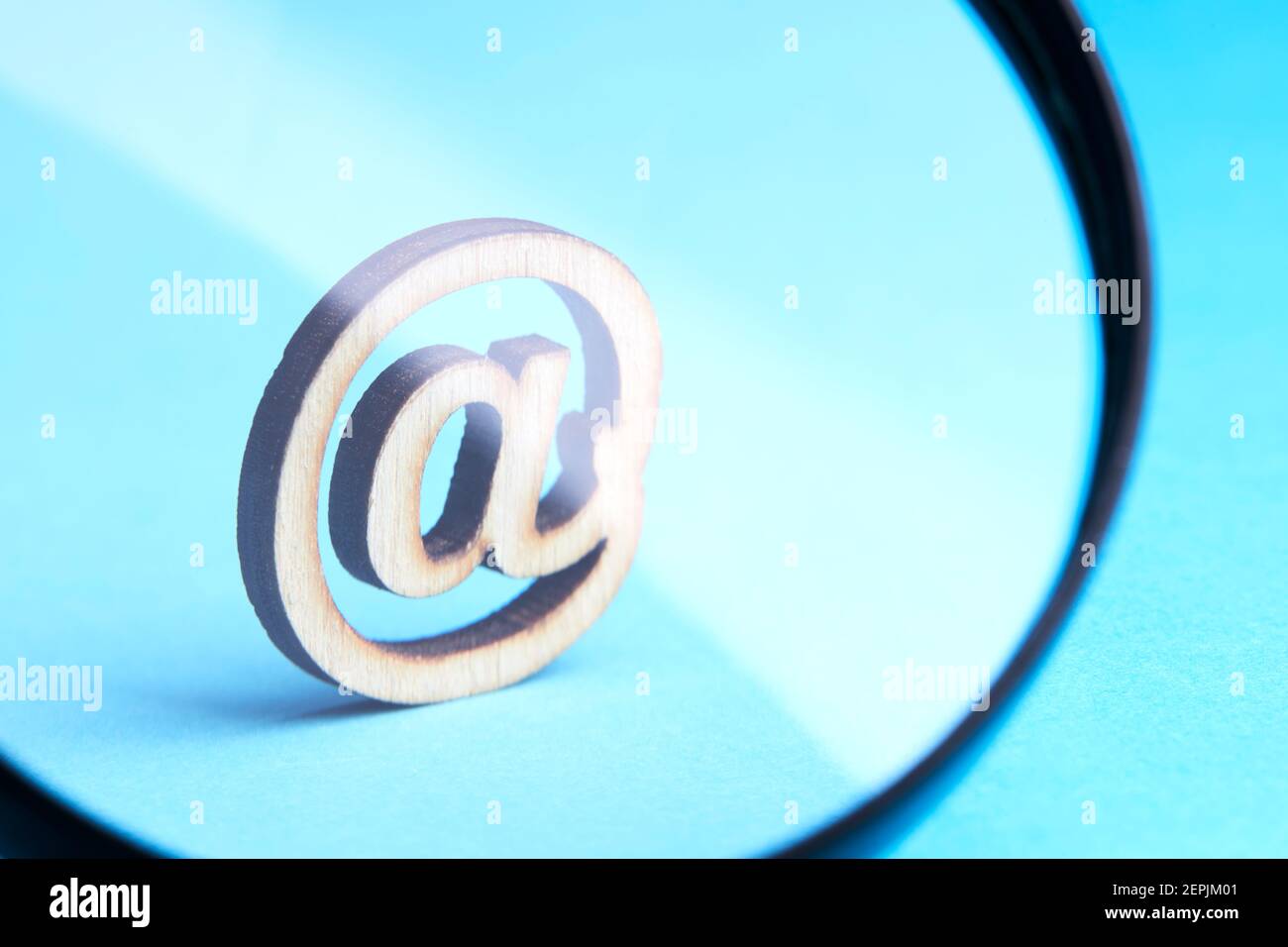 Business Kommunikation Mail Technologie Konzept. E-Mail-Symbol mit Vergrößerung Glas auf blauem Hintergrund Stockfoto