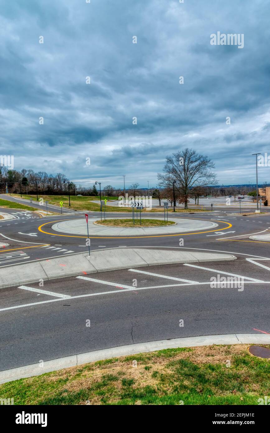 Vertikale Aufnahme eines Verkehrskreises oder Kreises. Stockfoto