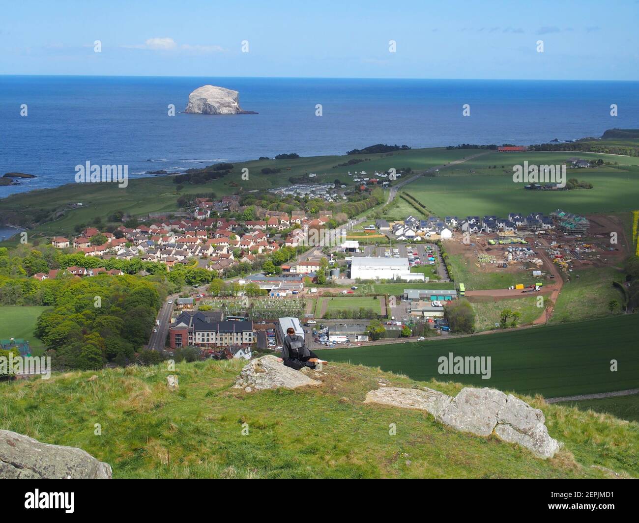 Blick nach Osten vom Gipfel des North Berwick Law auf die Wohnungen und den Bau von Häusern. Bass Rock im Hintergrund Stockfoto