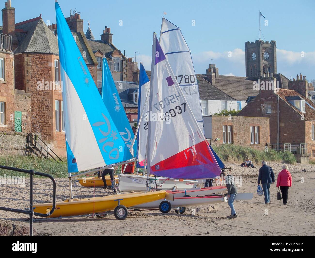 Pico und Topper Segelboote werden für den Start in West Bay, neben dem Hafen, North Berwick vorbereitet Stockfoto