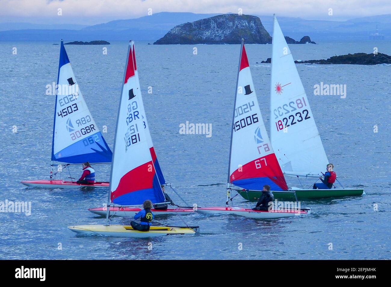 Laser und Topper Segelboote, Segeln in West Bay, North Berwick Stockfoto