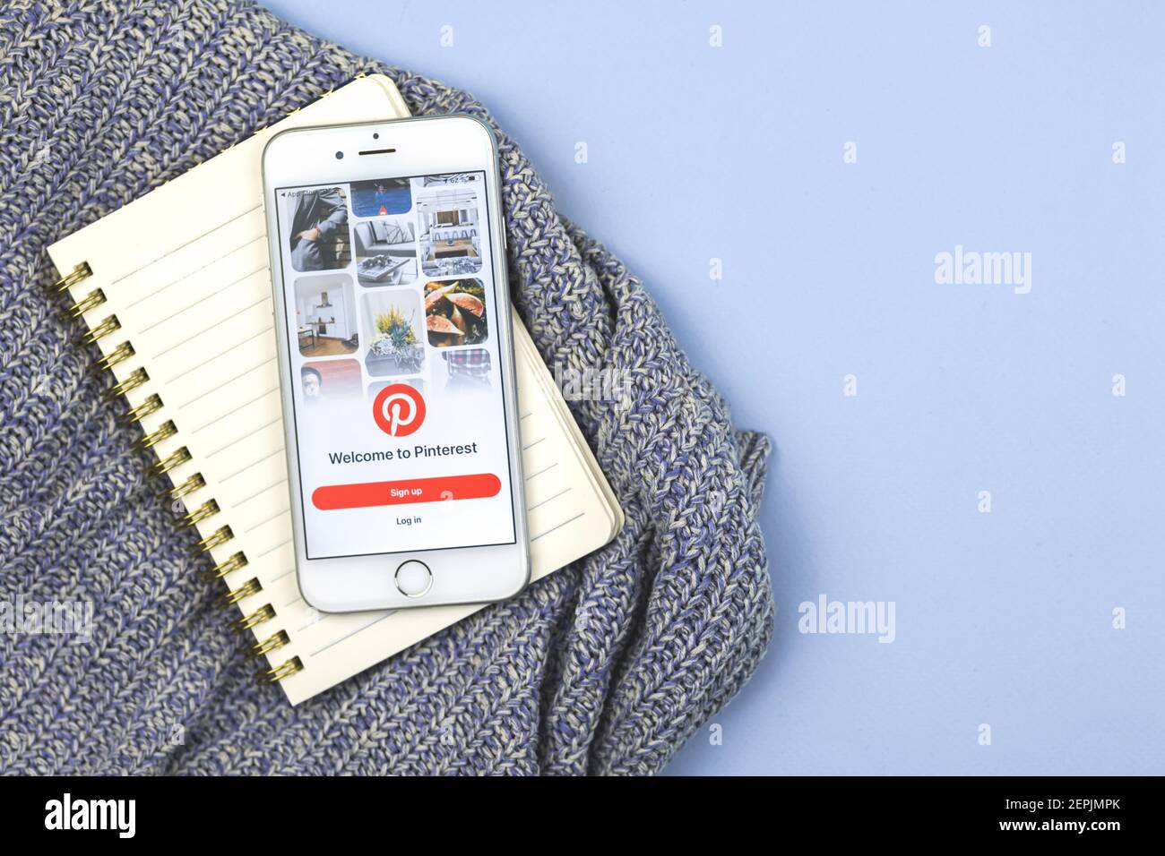 Kharkov, Ukraine - 27. Februar 2021: Pinterest App auf dem Bildschirm, kreative flache Lay-Komposition auf Apple iPhone Bildschirm, Arbeitsbereich Hintergrundbild Foto Stockfoto