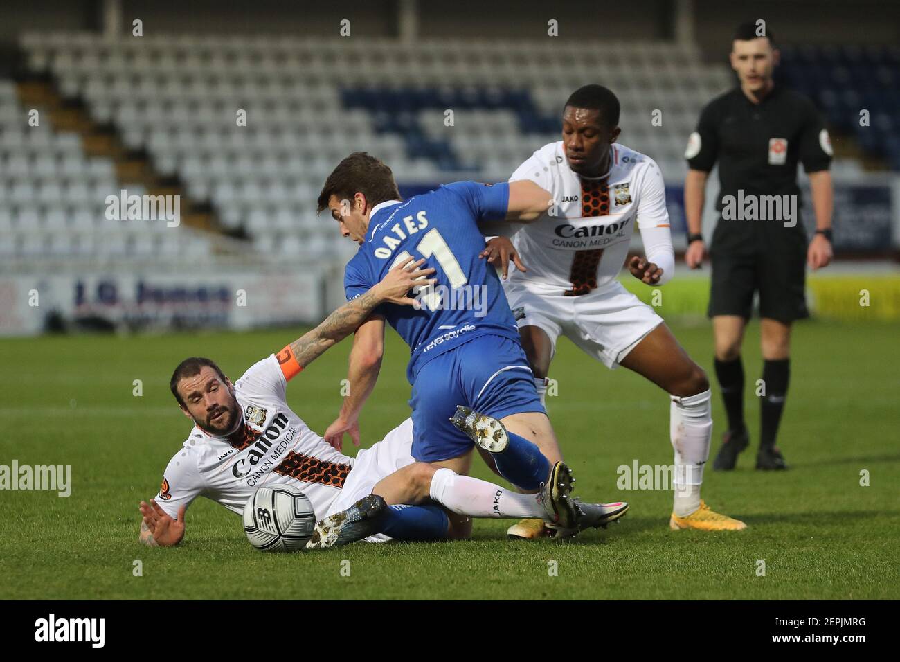 HARTLEPOOL, ENGLAND. FEB 27th Hartlepool United's Rhys Oates Barrow Barnett's James Dunne und Alexander McQueen während des Vanarama National League Spiels zwischen Hartlepool United und Barnett im Victoria Park, Hartlepool am Samstag, 27th. Februar 2021. (Kredit: Mark Fletcher, Mi News) Kredit: MI Nachrichten & Sport /Alamy Live Nachrichten Stockfoto