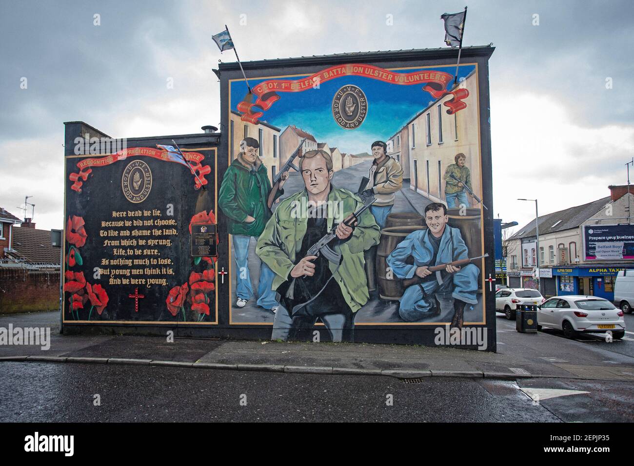 WEST BELFAST, NORDIRLAND - West Belfast, Shankill Road - Ulster Volunteer Loyalist Wandbild in der Carman Street. Stockfoto