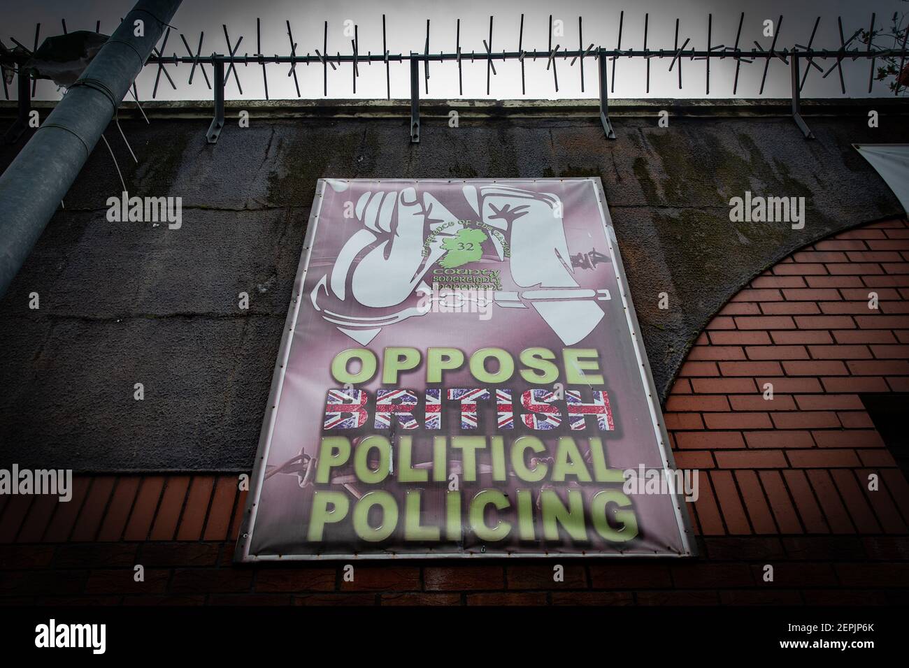WEST BELFAST, NORDIRLAND - Plakat an der Wand in West Belfast stellt sich der britischen politischen Polizei Stockfoto