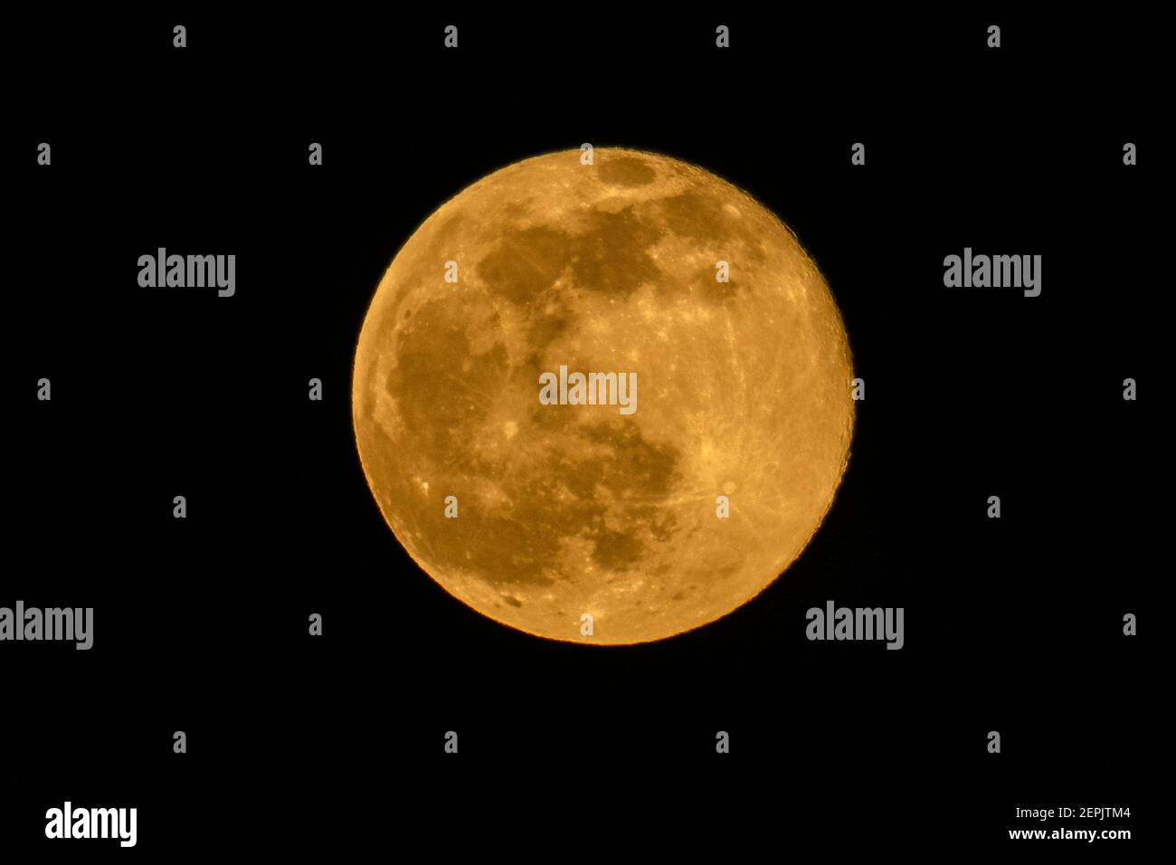 London, Großbritannien. 27. Februar 2021. Der Vollmond im Februar, traditionell bekannt als der Schneemond, abgebildet über London. Bilddatum: Samstag, 27. Februar 2021. Bildnachweis sollte lauten: Matt Crossick/Empics/Alamy Live News Stockfoto