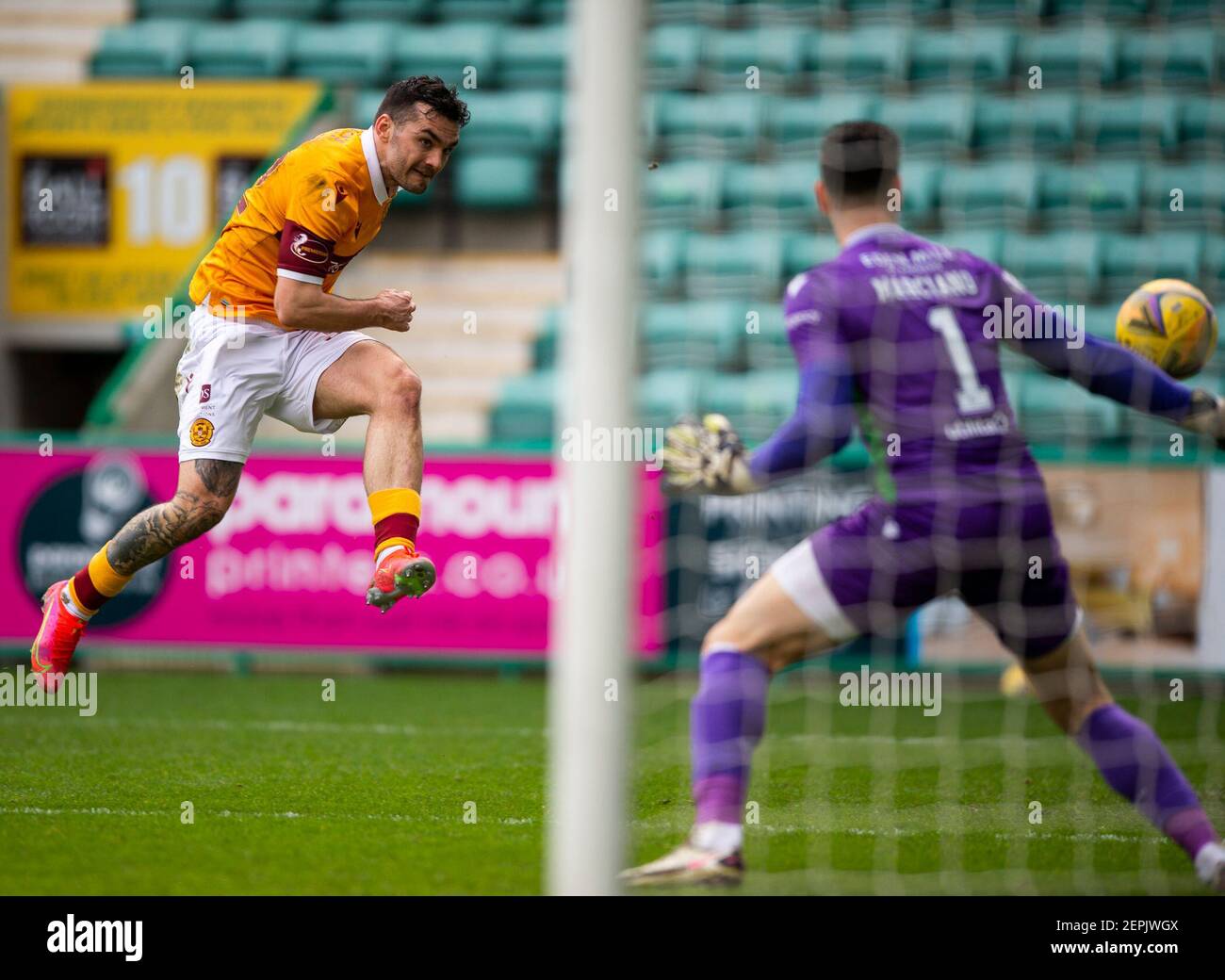 Scottish Premiership - Hibernian / Motherwell Easter Road Stadium, Edinburgh, Midlothian, Großbritannien. Februar 2021, 27th. Hibs sind Gastgeber von Motherwell in der Scottish Premier League an der Easter Road in Edinburgh. Bild zeigt: Motherwell Forward, Tony Watt, kommt näher. Kredit: Ian Jacobs/Alamy Live Nachrichten Stockfoto