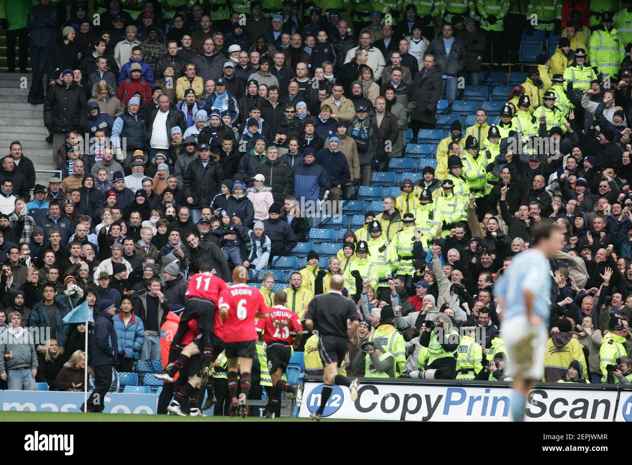 Menge im City of Manchester Stadium während des lokalen Derby-Spiels zwischen Manchester united und Manchester City. United Fans reagieren freudig nach einem Weg Stockfoto