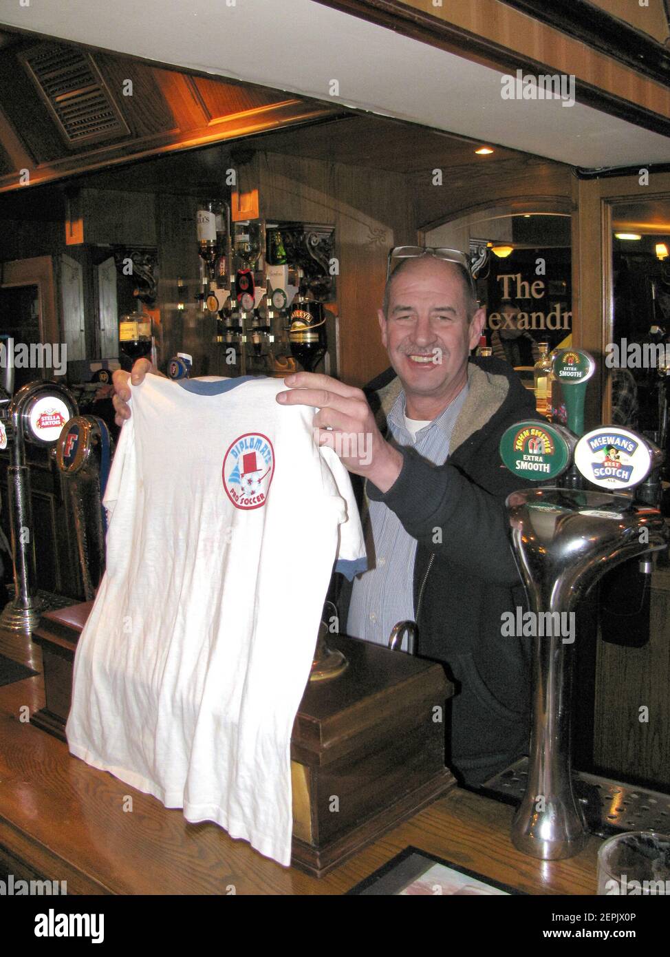 Ehemaliger englischer Fußballstar Paul Cannell mit einem alten Washington Diplomats T-Shirt. Stockfoto