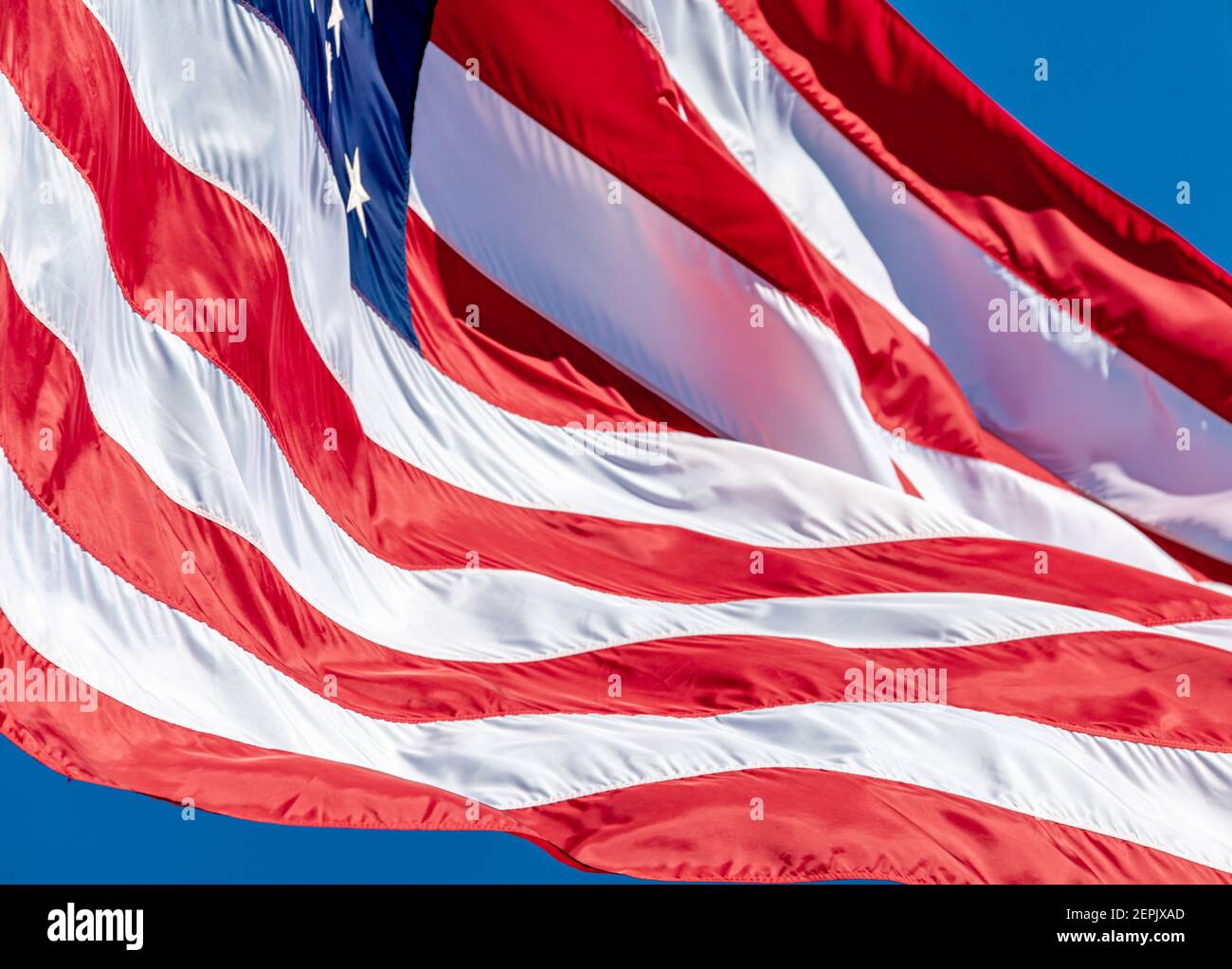 Detail einer großen amerikanischen Flagge, die im Wind weht Stockfoto