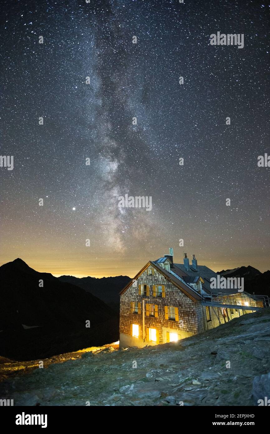 Defreggerhaus Berghütte. Nachtlandschaft, Milchstraße. Venediger Berggruppe. Österreichische Alpen. Europa. Stockfoto