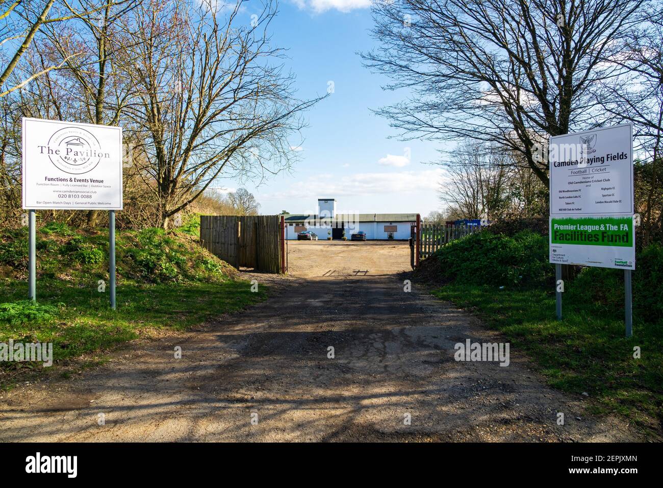 Old Camdenians Cricket Club Und North London Colts Football. Grassroots-Sportvereine in Camden Playing Fields, Mill Hill, mit FA Facilities Fund. Stockfoto
