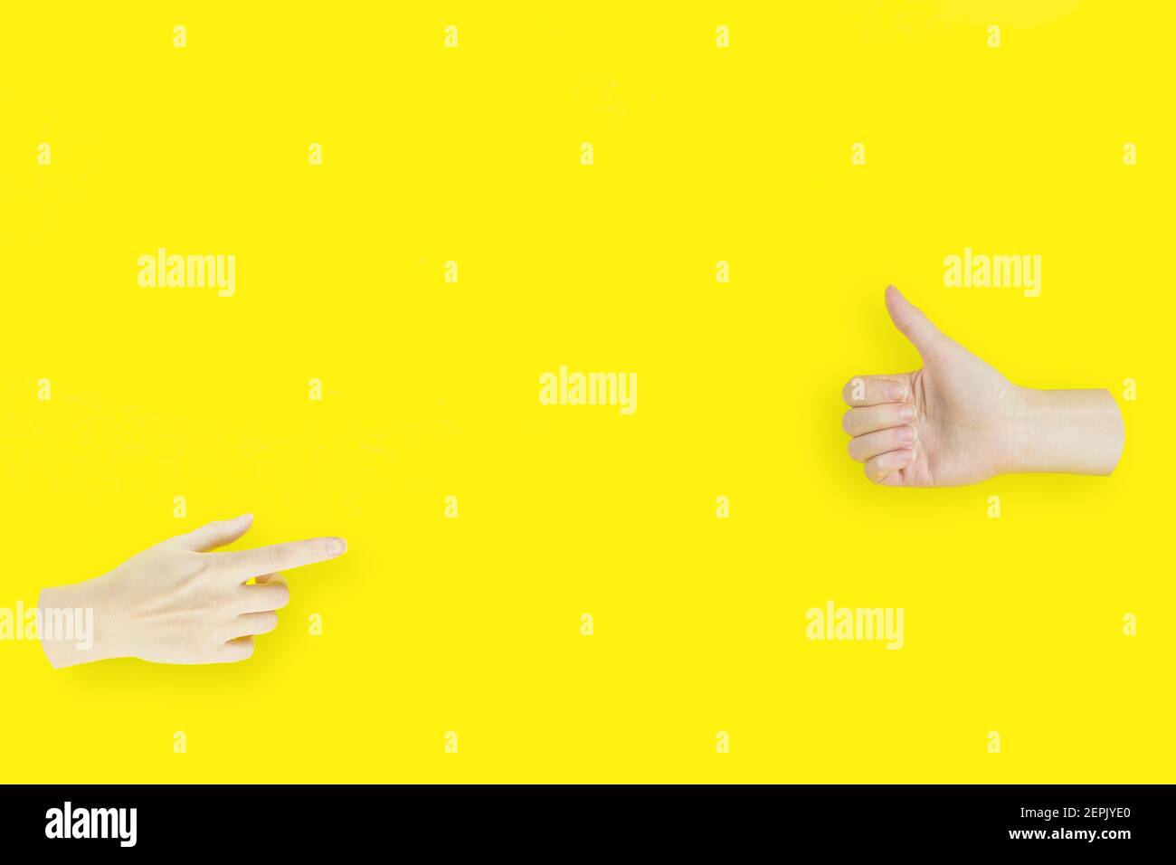 Zwei Hände, einer mit Zeigefinger, der auf die Hand zeigt. Zeigt das Zeichen Daumen hoch an