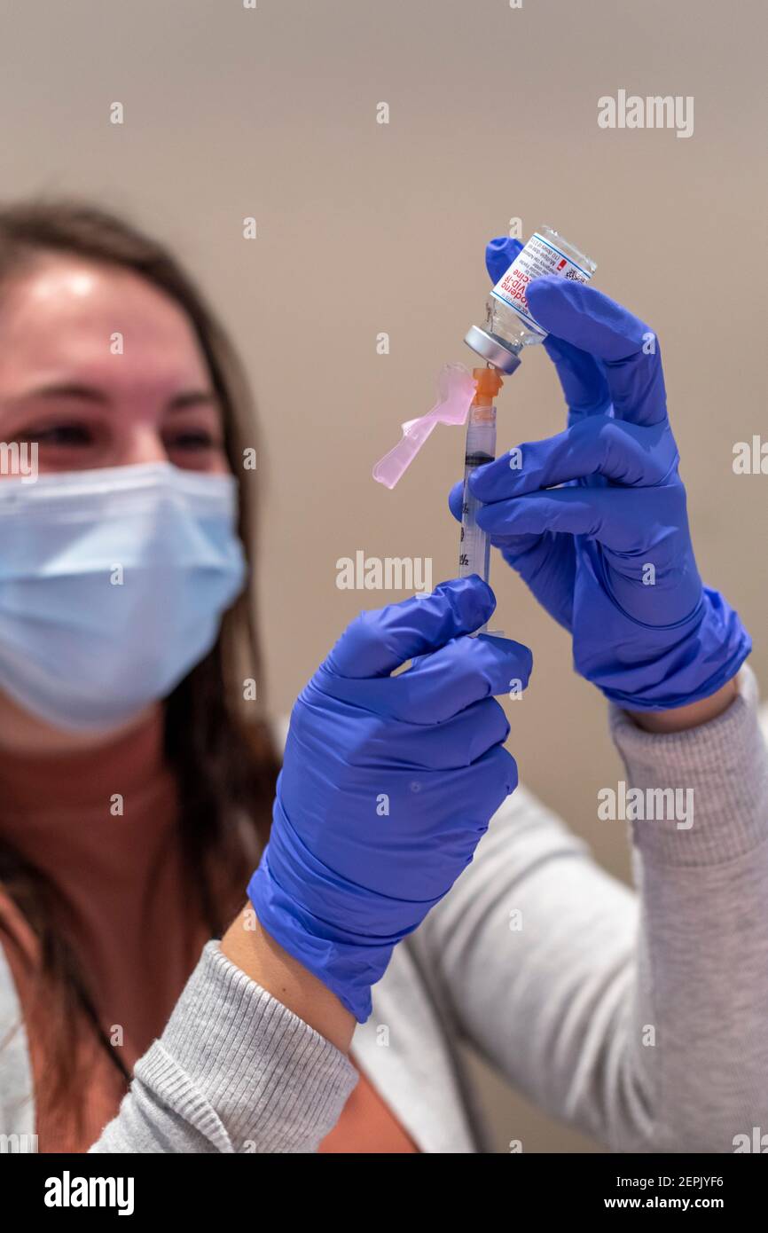 Detroit, Michigan, USA. Februar 2021, 27th. Ein Arbeiter füllt eine Spritze mit dem Impfstoff Moderna Covid-19 in einer der Wochenendkliniken des Detroit Health Department. Kredit: Jim West/Alamy Live Nachrichten Stockfoto
