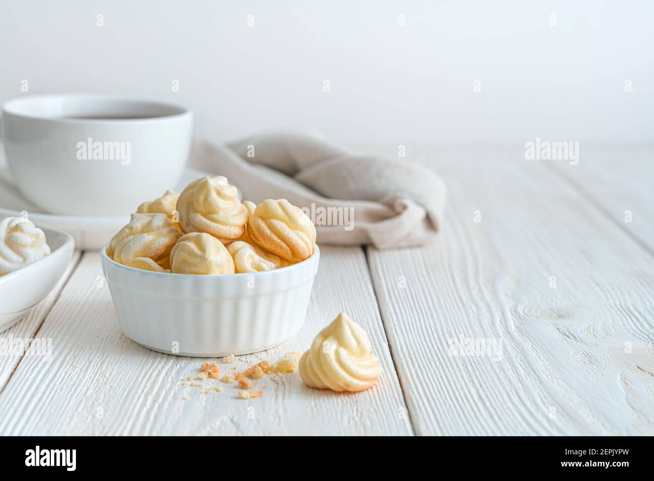 Zarte, knackig gelbe Baiseumen auf hellem Hintergrund. Stockfoto