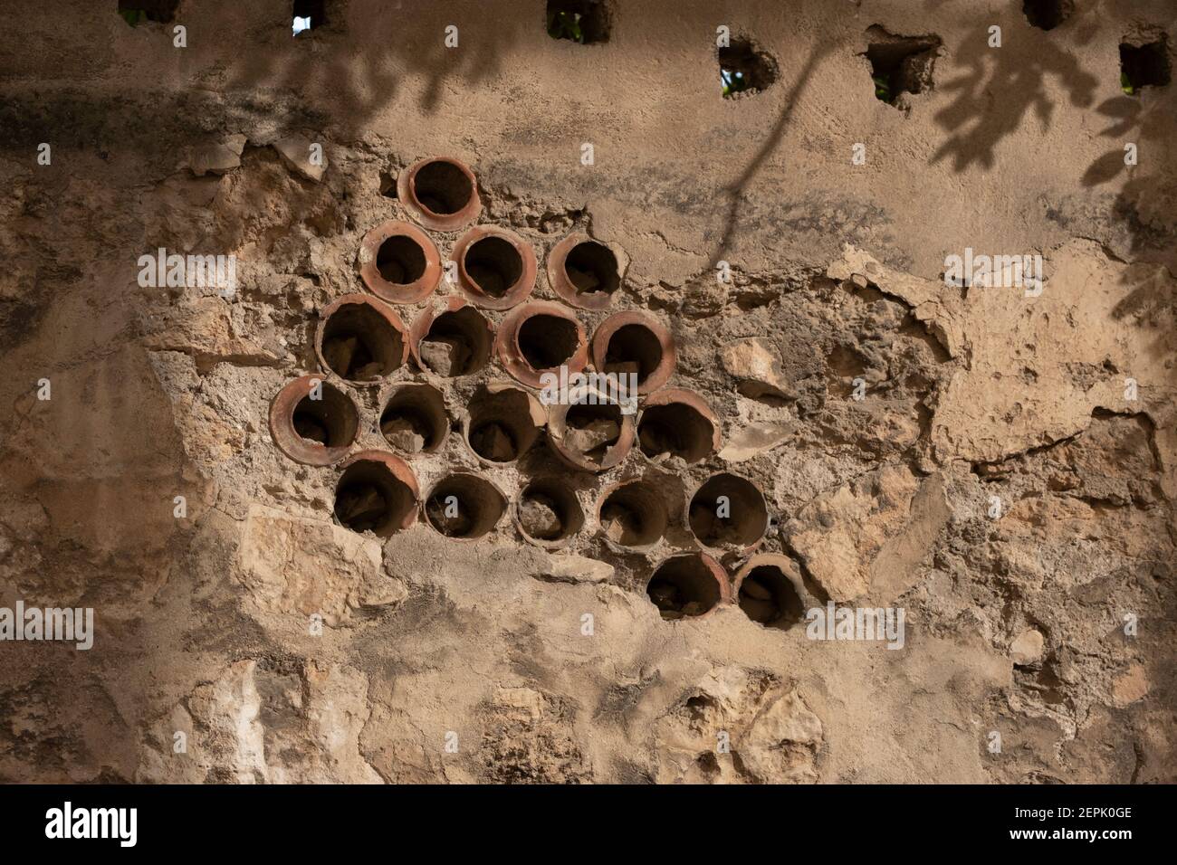 Hohle Tonrohrsiebe (kizan) in dreieckiger Formation gebaut Ermöglichen Luftstrom und Privatsphäre in Balustrade von a Haus in der Altstadt des muslimischen Viertels Ost-Jerusalem Israel Stockfoto