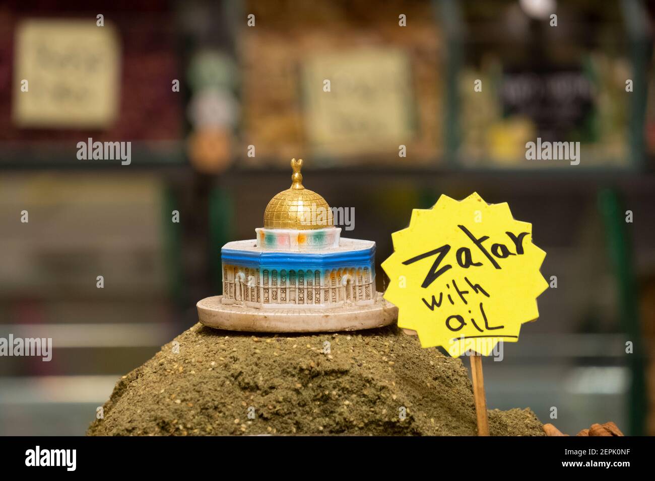 Ein Miniaturmodell des islamischen Schreins Kuppel des Felsens steht auf einer Zatar Gewürzpyramide in einem Lebensmittelgeschäft in Beit Habad und der Khan az Zait Straße im muslimischen Viertel in Ost-Jerusalem Israel Stockfoto