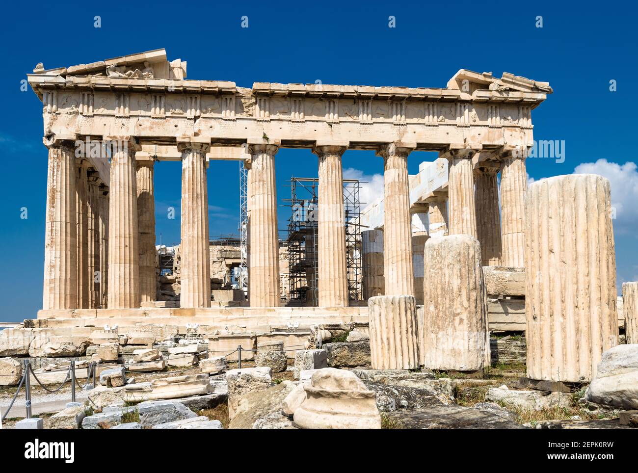Parthenon Tempel auf Akropolis, Athen, Griechenland. Es ist das Wahrzeichen Athens. Ruinen des berühmten Gebäudes auf Akropolis Hügel, Antike griechische Architektur Stockfoto