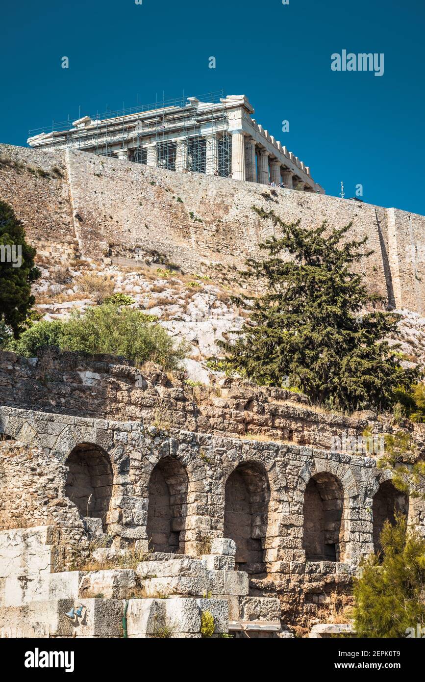 Akropolis von Athen, Griechenland. Vertikale Ansicht von Herodes Odeon und Parthenon Tempel. Dieses Hotel ist das Wahrzeichen Athens. Landschaft der antiken griechischen Ruinen Stockfoto