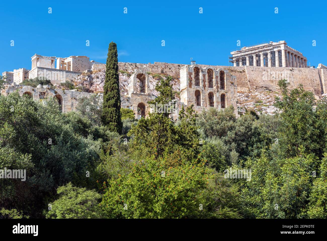 Akropolis von Athen, Griechenland. Landschaftlich schöner Blick auf den Herodes Odeon und den Parthenon Tempel. Dieses Hotel ist das Wahrzeichen Athens. Landschaft der antiken griechischen Ruinen, Stockfoto