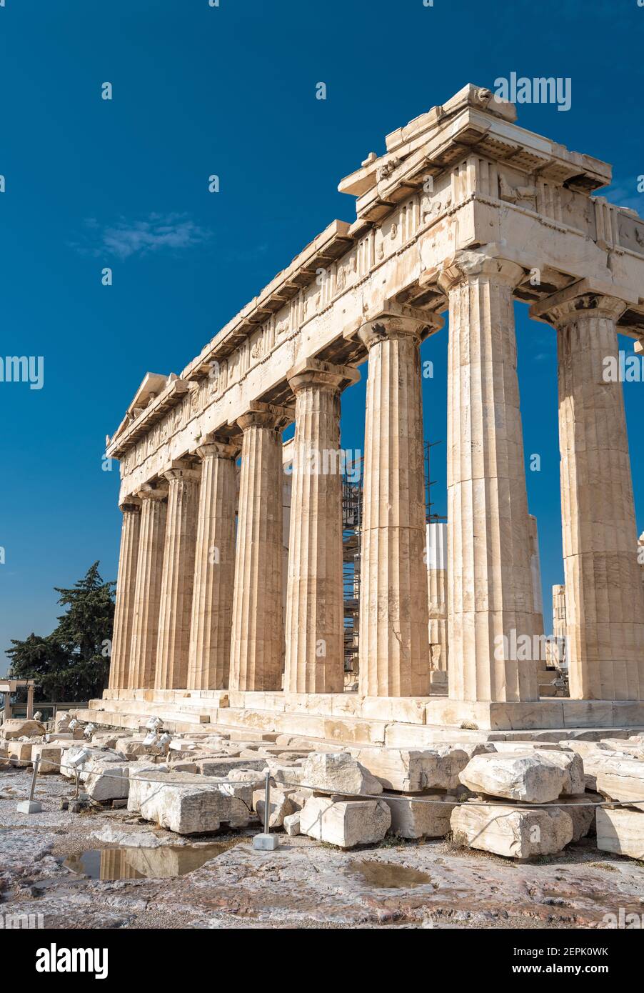 Parthenon Tempel auf Akropolis, Athen, Griechenland. Es ist das Wahrzeichen Athens. Ruinen des berühmten Gebäudes auf Akropolis Hügel, Antike griechische Architektur Stockfoto