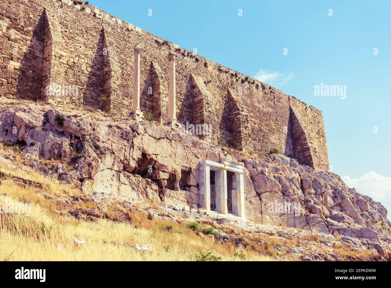 Akropolis von Athen, Griechenland. Es ist berühmtes Denkmal, oberes Wahrzeichen von Athen. Blick auf starke Festungsmauern der Akropolis an sonnigen Sommertagen. Uralt an Stockfoto