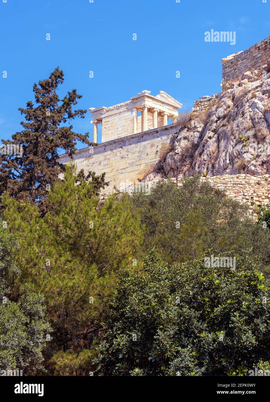 Athena Nike Tempel auf der Akropolis von Athen, Griechenland. Es ist Wahrzeichen von Athen. Landschaftlich schöner Blick auf das klassische Gebäude auf dem berühmten Akropolis-Hügel, Altgriechisch Stockfoto