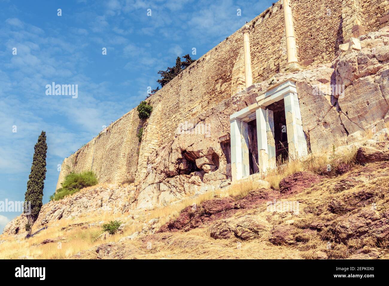 Akropolis von Athen, Griechenland. Es ist das Wahrzeichen Athens. Blick auf starke Festungsmauern des Akropolis-Hügels an sonnigen Tagen. Berühmte antike und mittelalterliche G Stockfoto