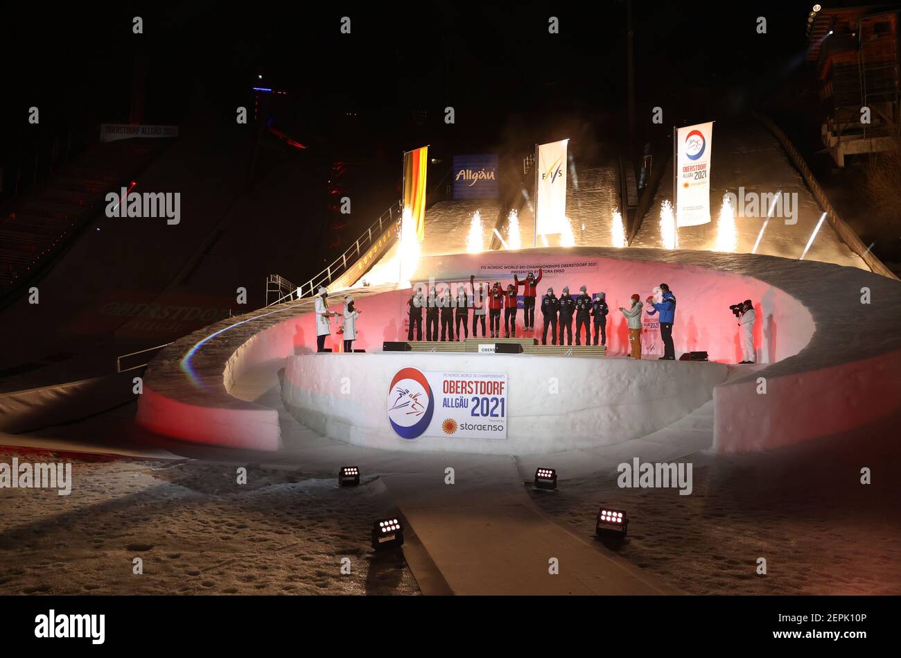 Oberstdorf, Deutschland. Februar 2021, 27th. Nordisches Skifahren: Weltmeisterschaften, Skispringen - Team Jumping, Damen. Athleten aus Österreich (M), Slowenien (l) und Norwegen (r) jubeln bei der Medaillenvergabe an. Quelle: Karl-Josef Hildenbrand/dpa/Alamy Live News Stockfoto