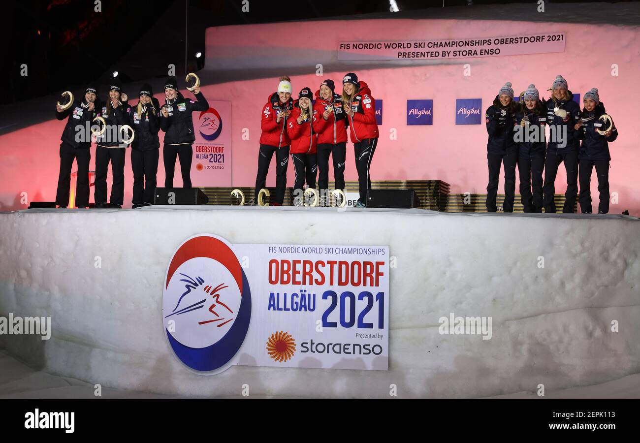 Oberstdorf, Deutschland. Februar 2021, 27th. Nordisches Skifahren: Weltmeisterschaften, Skispringen - Team Jumping, Damen. Athleten aus Österreich (M), Slowenien (l) und Norwegen (r) jubeln bei der Medaillenvergabe an. Quelle: Karl-Josef Hildenbrand/dpa/Alamy Live News Stockfoto