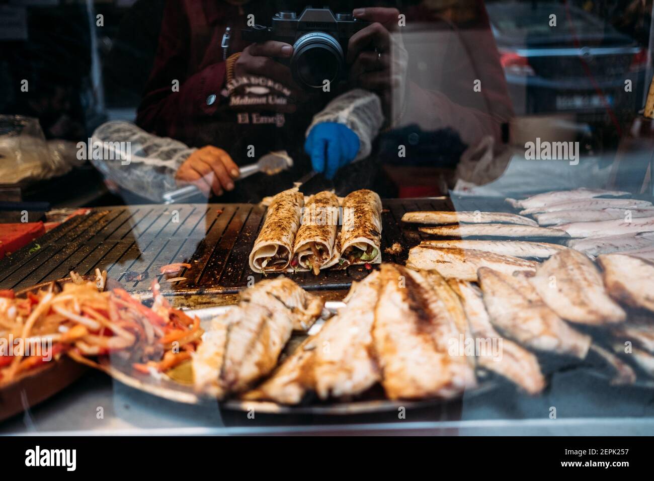 TÜRKEI, ISTANBUL, 14. DEZEMBER 2018: Traditionelles Street Food in Istanbul, Fisch in Lavasch, Balik Durum. Stockfoto