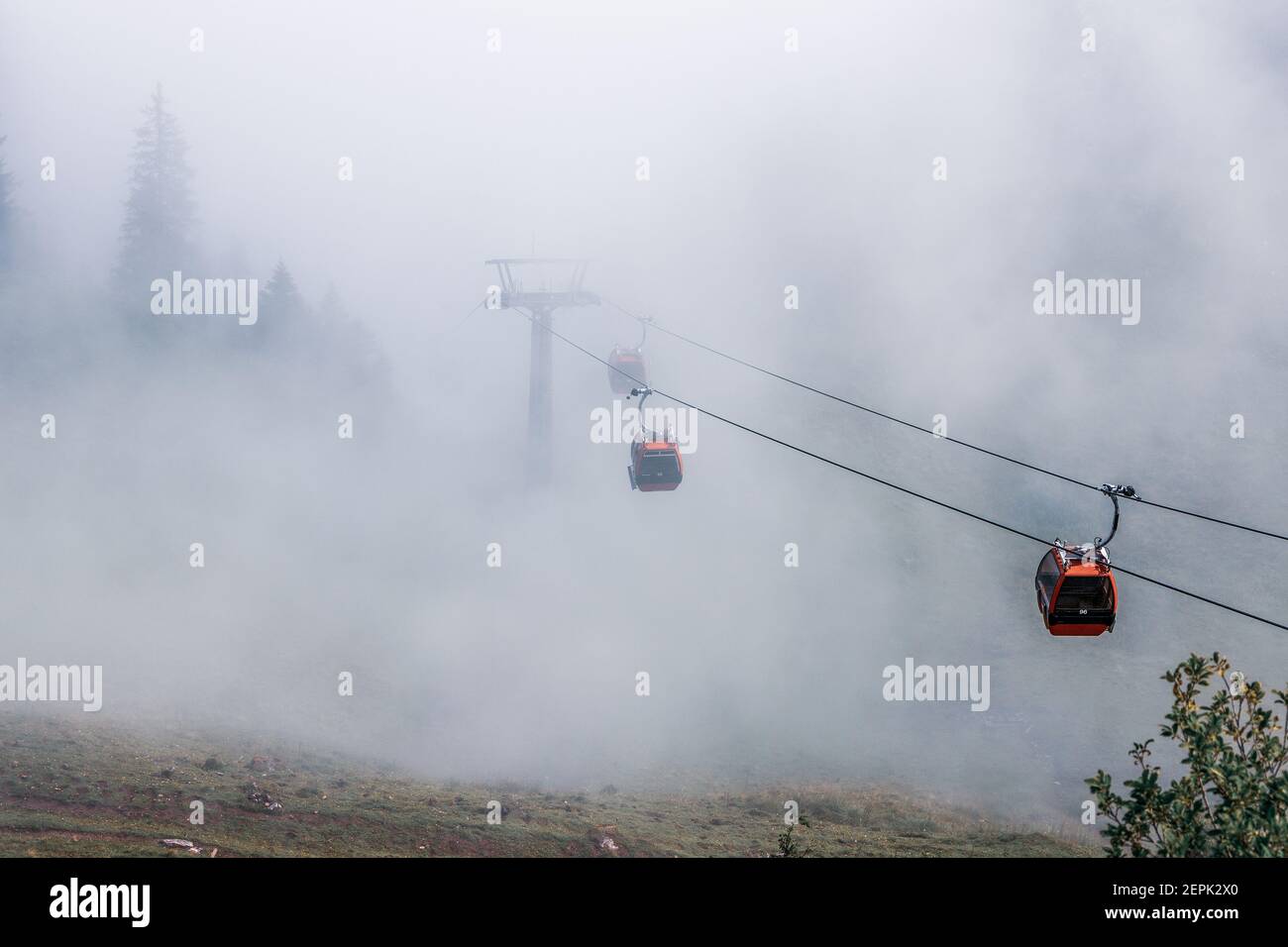 Kitzbüheler Bergbahn im Morgennebel, Österreich. Stockfoto