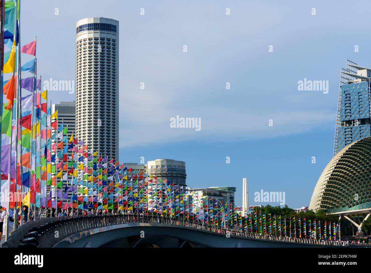 Esplanade Brücke mit Fahnen geschmückt wegen des chinesischen Neujahrs Stockfoto