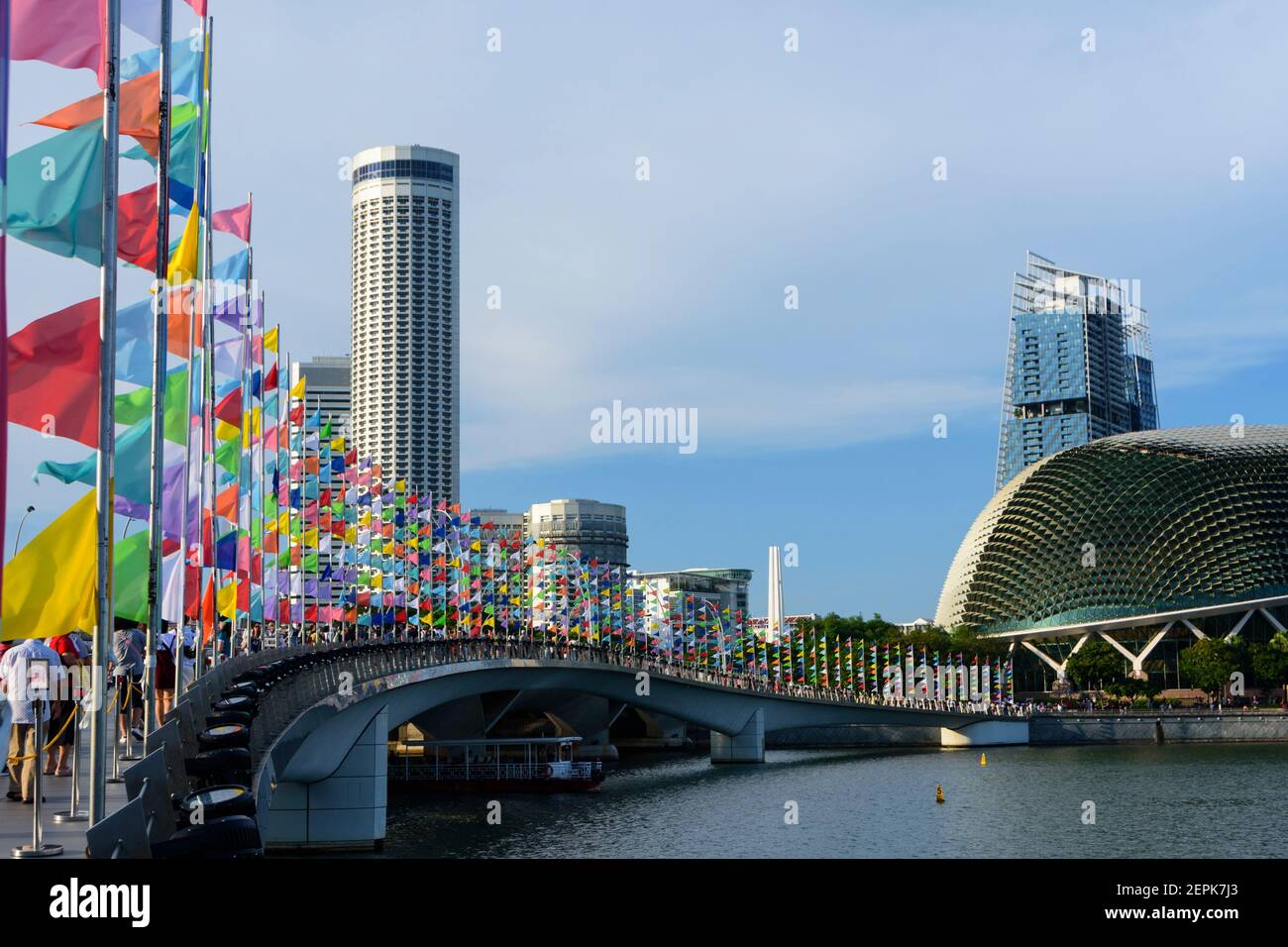 Esplanade Brücke mit Fahnen geschmückt wegen des chinesischen Neujahrs Stockfoto