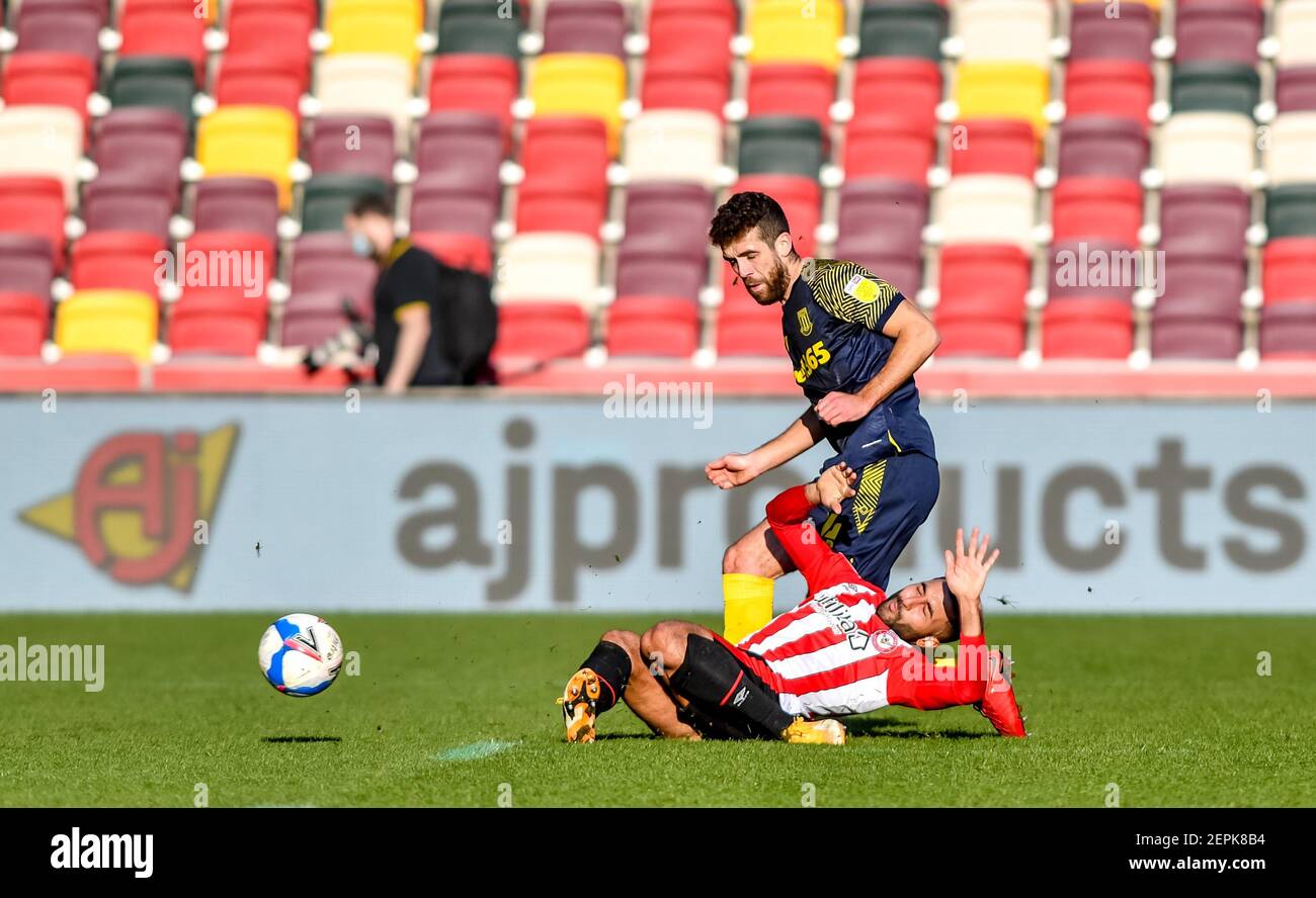 London, Großbritannien. Februar 2021, 27th. Joe Allen von Stoke City tritt Saman Ghoddos von Brentford FC während des EFL Sky Bet Championship Matches zwischen Brentford und Stoke City am 27. Februar 2021 im Brentford Community Stadium, London, England, an. Foto von Phil Hutchinson. Nur redaktionelle Verwendung, Lizenz für kommerzielle Nutzung erforderlich. Keine Verwendung bei Wetten, Spielen oder Veröffentlichungen einzelner Vereine/Vereine/Spieler. Kredit: UK Sports Pics Ltd/Alamy Live Nachrichten Stockfoto