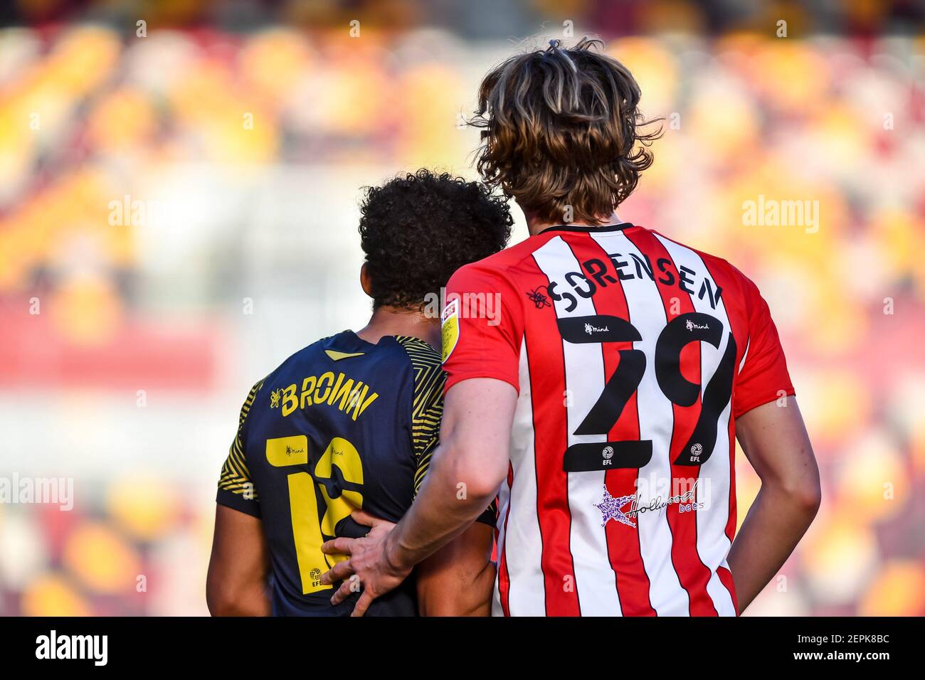 London, Großbritannien. Februar 2021, 27th. Mads Bech Sorensen von Brentford FC und Jacob Brown von Stoke City während des EFL Sky Bet Championship Matches zwischen Brentford und Stoke City im Brentford Community Stadium, London, England am 27. Februar 2021. Foto von Phil Hutchinson. Nur redaktionelle Verwendung, Lizenz für kommerzielle Nutzung erforderlich. Keine Verwendung bei Wetten, Spielen oder Veröffentlichungen einzelner Vereine/Vereine/Spieler. Kredit: UK Sports Pics Ltd/Alamy Live Nachrichten Stockfoto