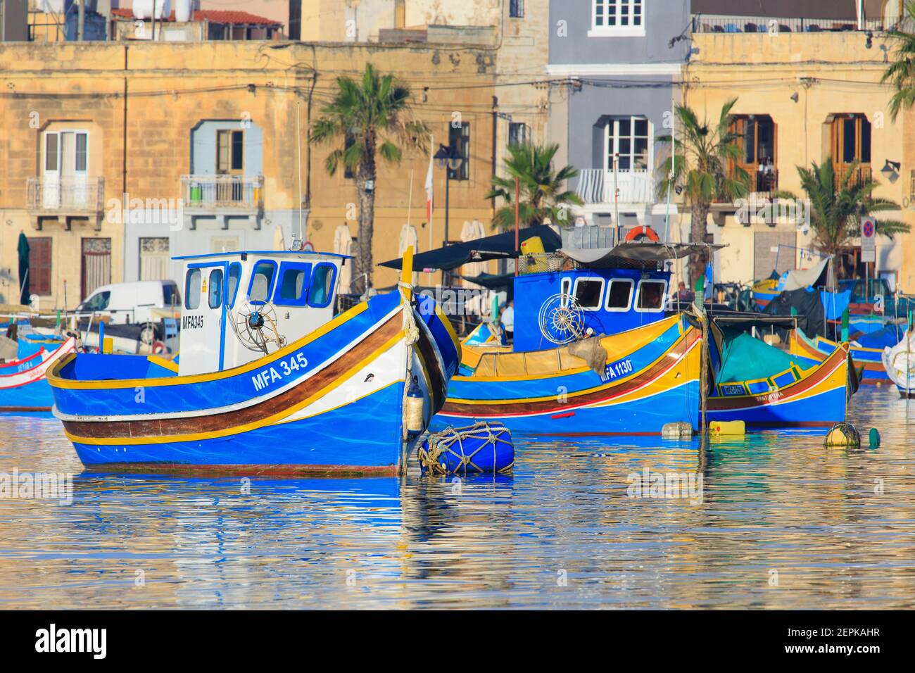 Luzzijiet (traditionelle maltesische Fischerboote) liegt in der Marina von Marsaxlokk, Malta Stockfoto